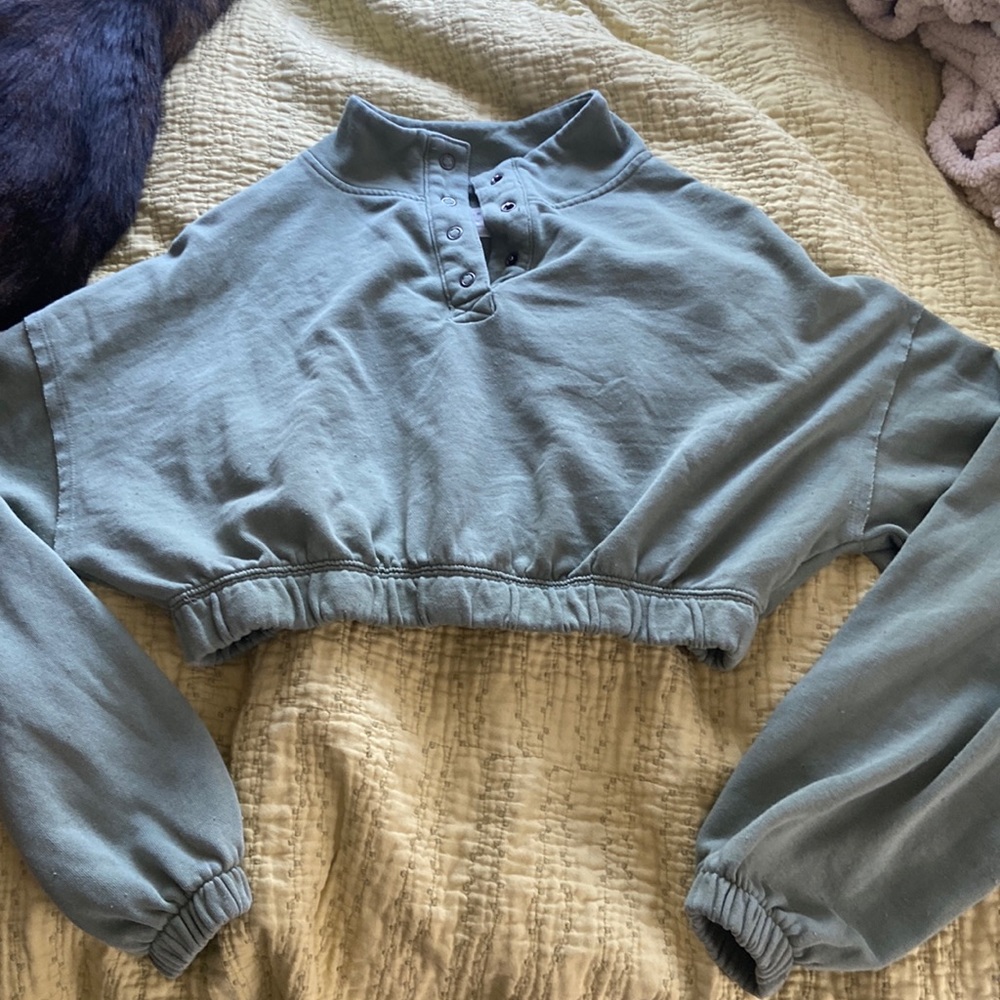 Cute crop top that scrunches at bottom